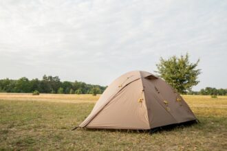 Beige tält på åkermark